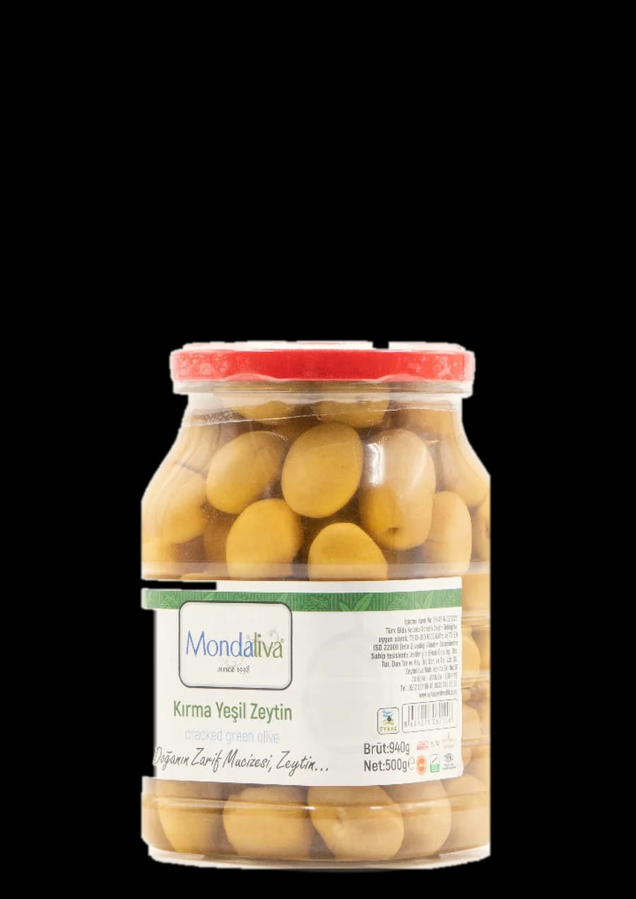 Kırma yeşil zeytin kavanozu dolarken; sonda gerçek ürün